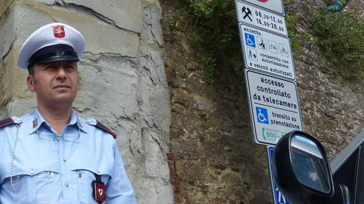 Guida per vent’anni ma non ha mai avuto la patente. Auto priva di assicurazione e revisione