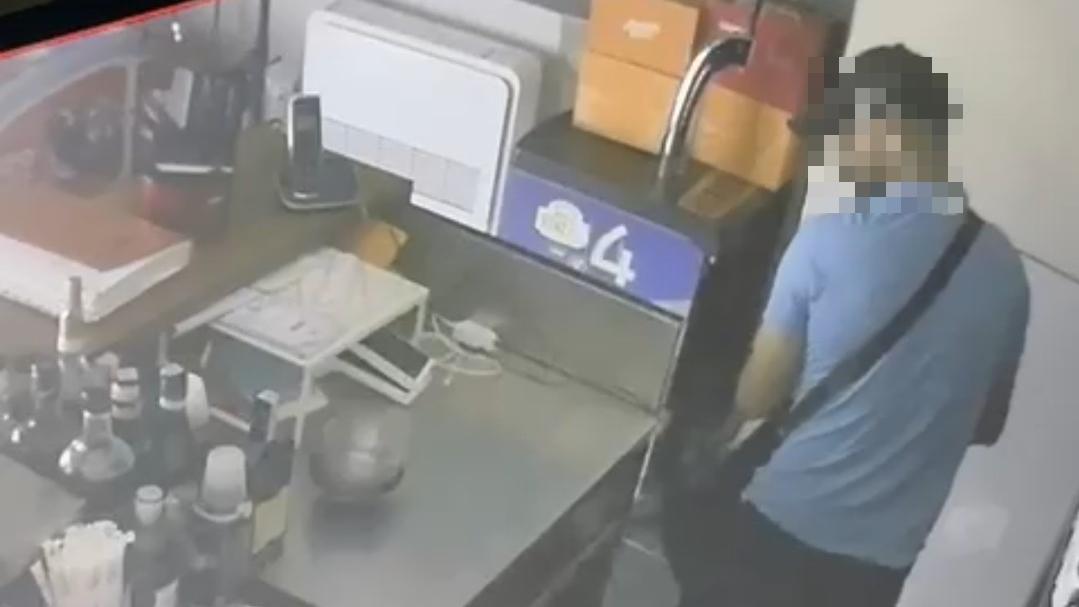 Furto al Caffè Letterario: si nasconde nel bagno e ruba di tutto