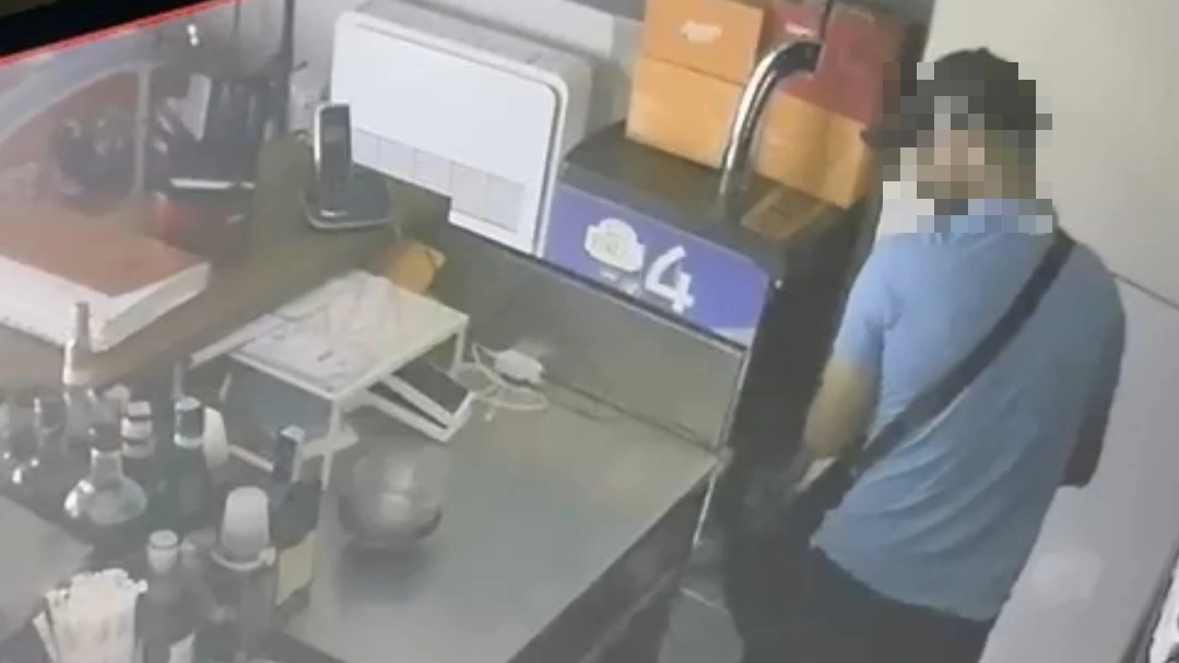 Furto al Caffè Letterario: si nasconde nel bagno e ruba di tutto