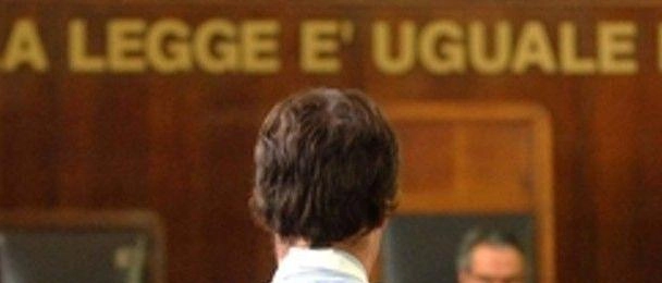 Resistenza e violenza. Resta in carcere