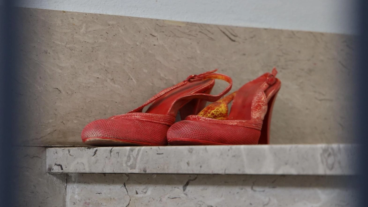 Le scarpe rosse sono il simbolo della violenza sulle donne Le scarpe rosse sono il simbolo della violenza sulle donne