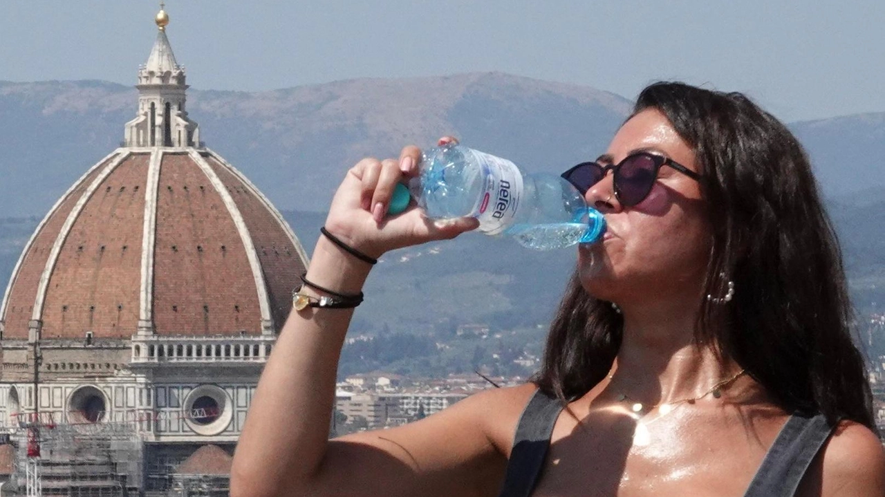 Caldo torrido a Firenze: dopo il bollino giallo scatta quello arancione in città Caldo torrido a Firenze: dopo il bollino giallo scatta quello arancione in città