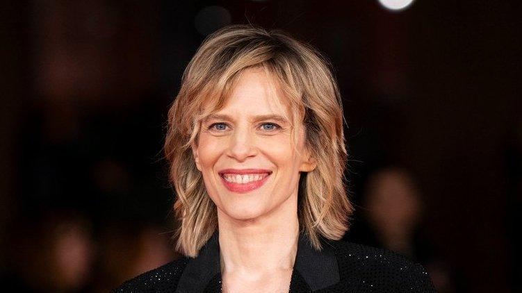 https://www.lanazione.it/image-service/view/acePublic/alias/contentid/YzViZTk0OWMtZTRmYS00/0/dina-ferri-torna-a-san-galgano-il-recital-di-sonia-bergamasco.jpeg?f=16:9&w=1200&h=630