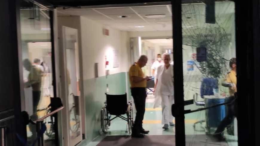 L’ingresso del pronto soccorso con la vetrata spaccata sabato sera da un esagitato che ha ferito una guardia L’ingresso del pronto soccorso con la vetrata spaccata sabato sera da un esagitato che ha ferito una guardia
