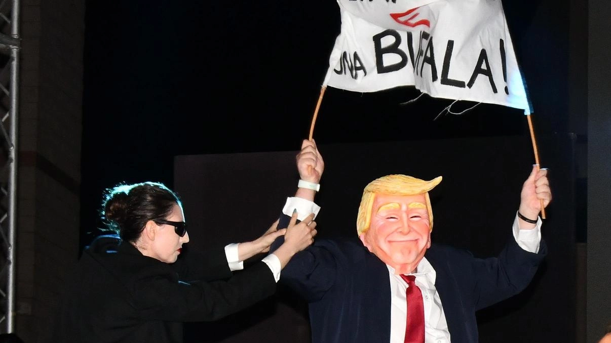 Nella notte dei bozzetti la nuova generazione dei maestri della cartapesta ha fatto un balzo in avanti. Presentato il nuovo manifesto: la carezza di Ondina dopo la strappo (anche social) del "Burla Bimbo". Nella notte dei bozzetti la nuova generazione dei maestri della cartapesta ha fatto un balzo in avanti. Presentato il nuovo manifesto: la carezza di Ondina dopo la strappo (anche social) del "Burla Bimbo".