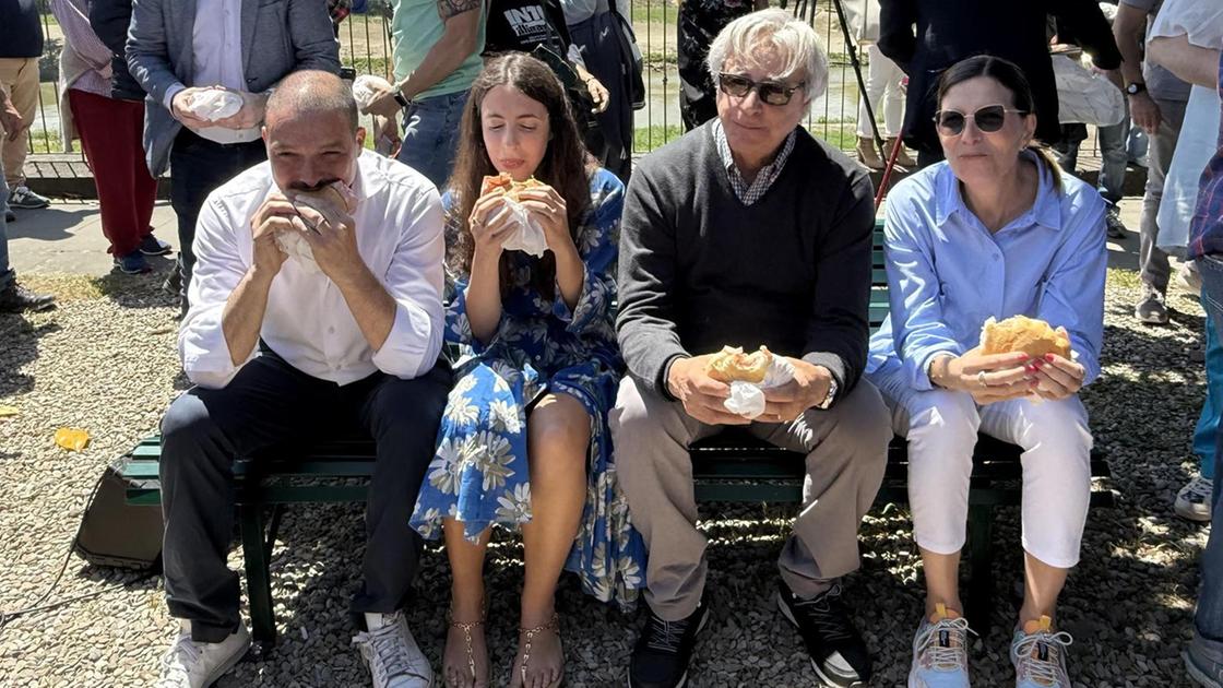 Buon compleanno Francesco . Targa, panchina e musica per Nuti: "Mio padre abita in milioni di cuori"