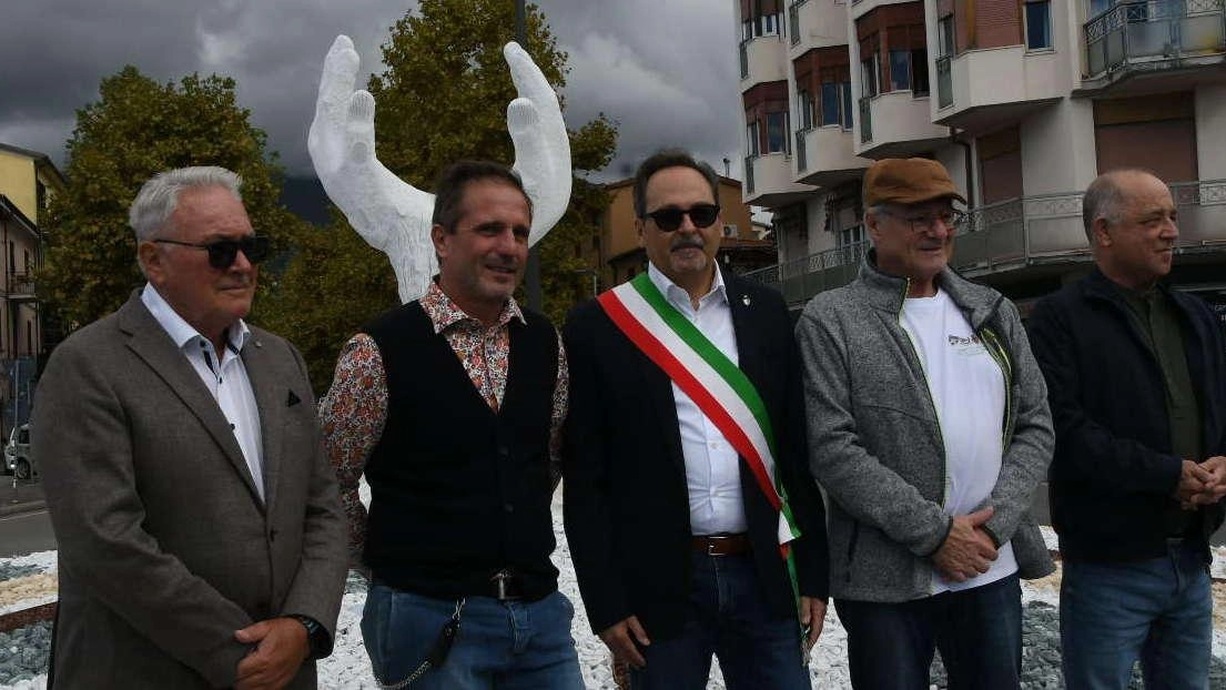 Inaugurata la statua di Monfroni alla rotonda della stazione ferroviaria. Persiani: "Investimenti importanti per riqualificare il quartiere". Inaugurata la statua di Monfroni alla rotonda della stazione ferroviaria. Persiani: "Investimenti importanti per riqualificare il quartiere".