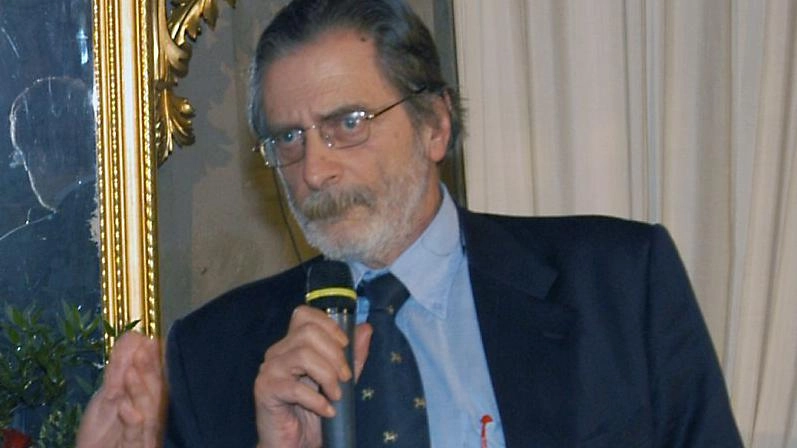 Dieci anni fa l’addio al geniale umorista. L’ex vicesindaco Franco Fabbri, amico fin dall’infanzia dell’architetto morto a Viareggio il 7 settembre del 2014, rilancia l’idea di cui già si fece portavoce La Nazione. Dieci anni fa l’addio al geniale umorista. L’ex vicesindaco Franco Fabbri, amico fin dall’infanzia dell’architetto morto a Viareggio il 7 settembre del 2014, rilancia l’idea di cui già si fece portavoce La Nazione.