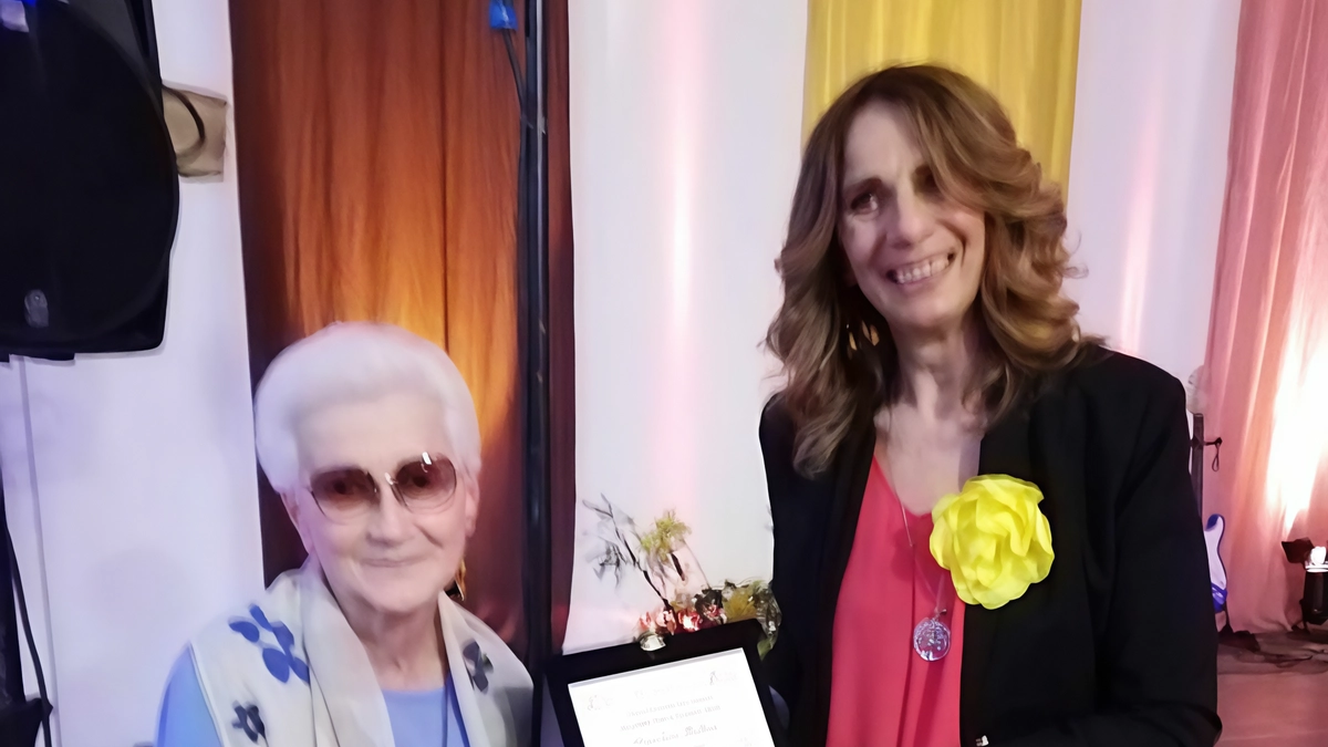 Patrizia Babini, dipendente della Asl Umbria 2, simbolo di coraggio e amore, riceve il premio da suor Carla Patrizia Babini, dipendente della Asl Umbria 2, simbolo di coraggio e amore, riceve il premio da suor Carla