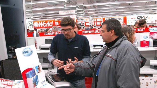 Le grandi catene del commercio in Toscana ampliano gli organici per il periodo natalizio. MediaWorld, Unieuro e Decathlon cercano personale per diverse sedi. Visita i siti per candidarti. Le grandi catene del commercio in Toscana ampliano gli organici per il periodo natalizio. MediaWorld, Unieuro e Decathlon cercano personale per diverse sedi. Visita i siti per candidarti.