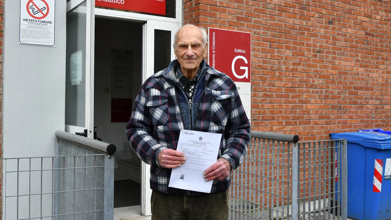 Salvatore Falconi ha ottenuto il rinnovo della patente a 102 anni. Per un altro anno potrà essere indipendente alla guida della sua Panda che usa per fare la spesa al supermercato