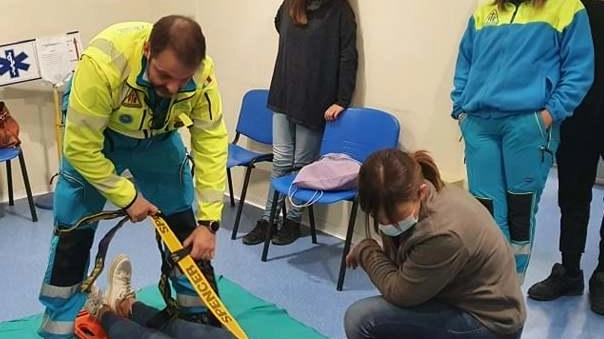 Una delle lezioni di pronto soccorso tenute nella sede della Misericordia di San Gimignano, che domani celebra l’Open day, con appuntamenti, check up gratuiti per i cittadini, mentre prosegue la raccolta fondi per la nuova ambulanza Una delle lezioni di pronto soccorso tenute nella sede della Misericordia di San Gimignano, che domani celebra l’Open day, con appuntamenti, check up gratuiti per i cittadini, mentre prosegue la raccolta fondi per la nuova ambulanza