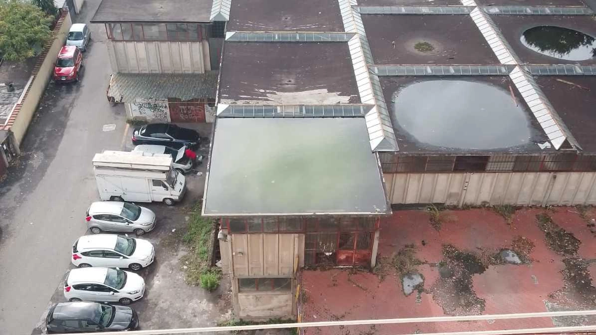 Il mercato coperto abbandonato da decenni è al centro di numerosi annunci sul recupero e il rifacimento. Intanto viene usato per lo spaccio e la malavita Il mercato coperto abbandonato da decenni è al centro di numerosi annunci sul recupero e il rifacimento. Intanto viene usato per lo spaccio e la malavita