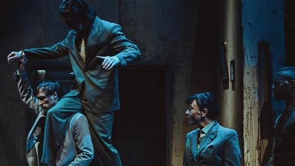 La prima nazionale di «Strangerly familiar. Di un uomo che incontra se stesso» in scena da stasera a domenica al Metastasio apre il cartellone della stagione di prosa La prima nazionale di «Strangerly familiar. Di un uomo che incontra se stesso» in scena da stasera a domenica al Metastasio apre il cartellone della stagione di prosa