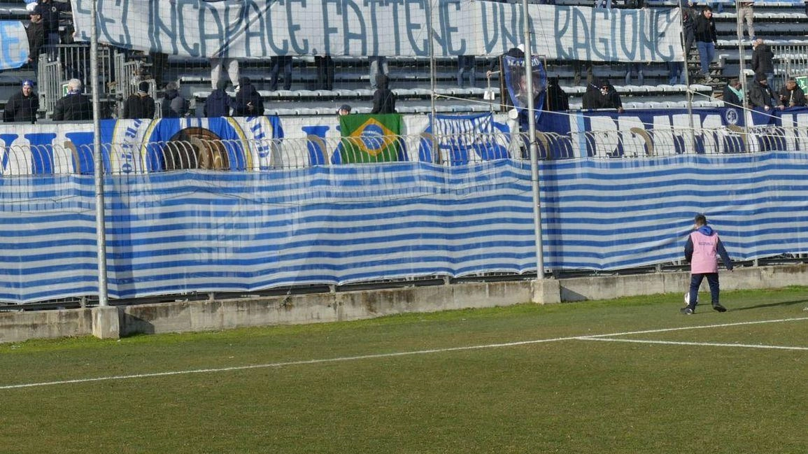 Dopo i "dollari" con il volto del patron, ancora proteste. I messaggi al Ponte Petrino e fuori dallo stadio Dopo i "dollari" con il volto del patron, ancora proteste. I messaggi al Ponte Petrino e fuori dallo stadio