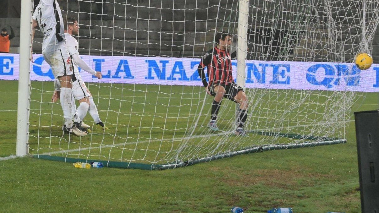 Il tocco sottomisura di Gemignani che ha regalato la vittoria alla Lucchese I tre punti al Porta Elisa mancavano da due mesi (Foto Alcide) Il tocco sottomisura di Gemignani che ha regalato la vittoria alla Lucchese I tre punti al Porta Elisa mancavano da due mesi (Foto Alcide)