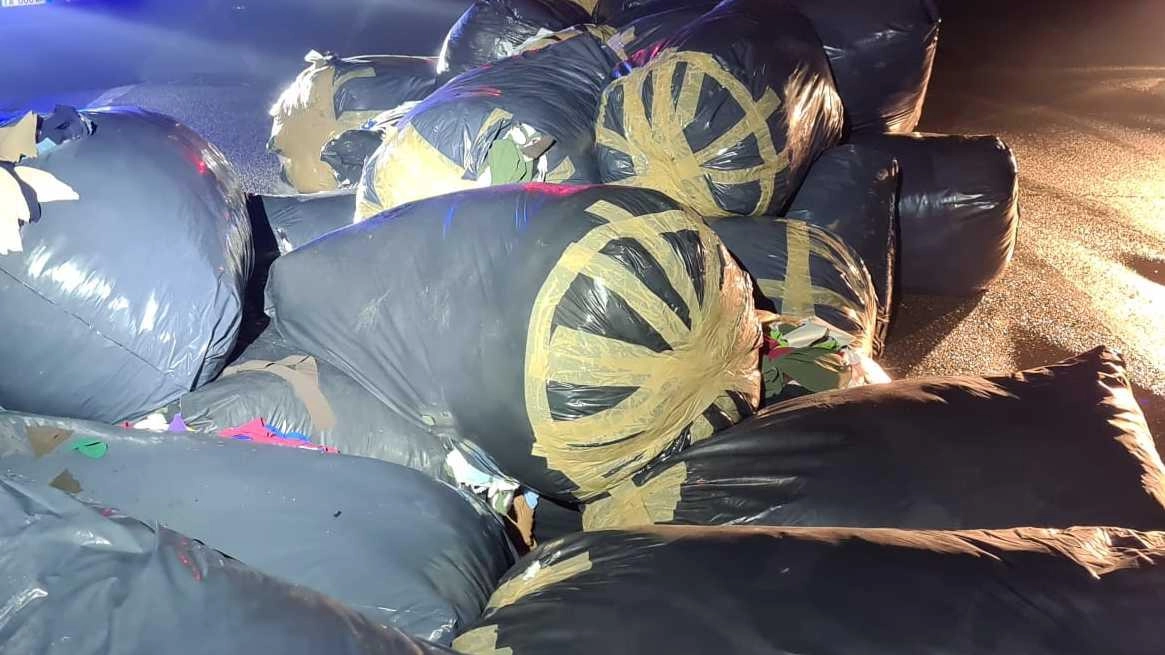 I sacchi neri scoperti dalla polizia municipale