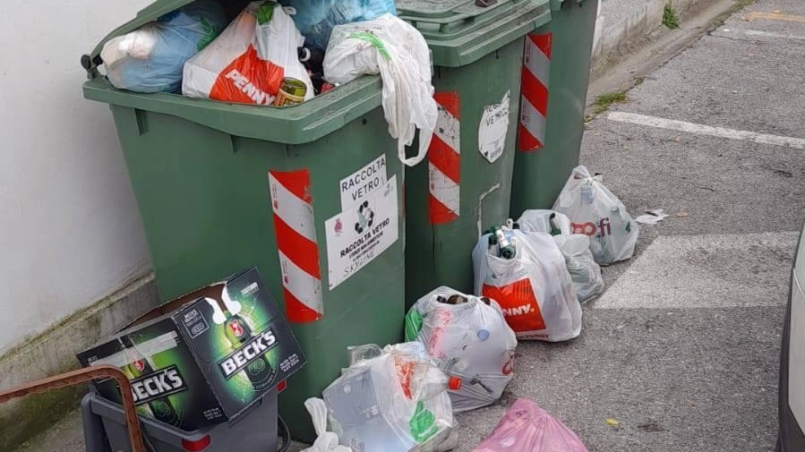 Rifiuti abbandonati nei pressi dei contenitori per la raccolta vetro a La Gabella Rifiuti abbandonati nei pressi dei contenitori per la raccolta vetro a La Gabella