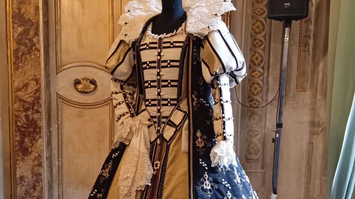 Eleonora Pieroni e il nuovo abito realizzato interamente a mano Eleonora Pieroni e il nuovo abito realizzato interamente a mano