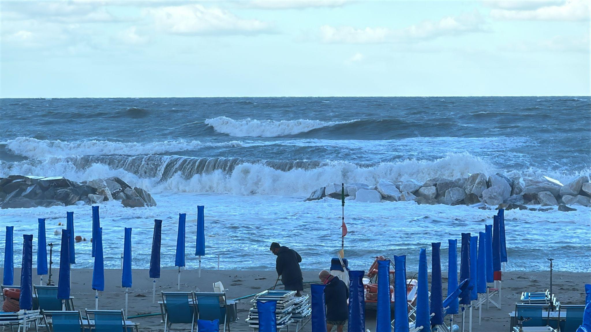 ll meteo pazzo dell’estate. “Il mare si mangia la spiaggia, i piccoli bagni scompariranno”