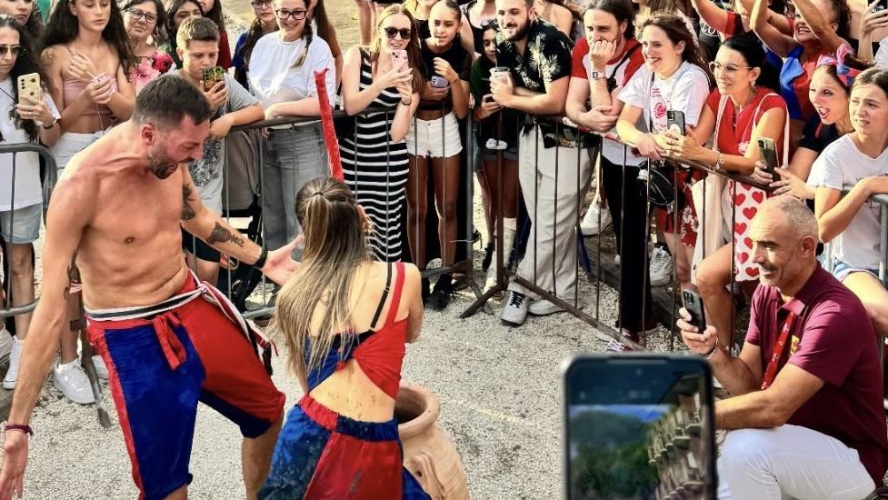 passignano palio delle barche vince il rione san donato festa fino a notte fonda per i gobbi