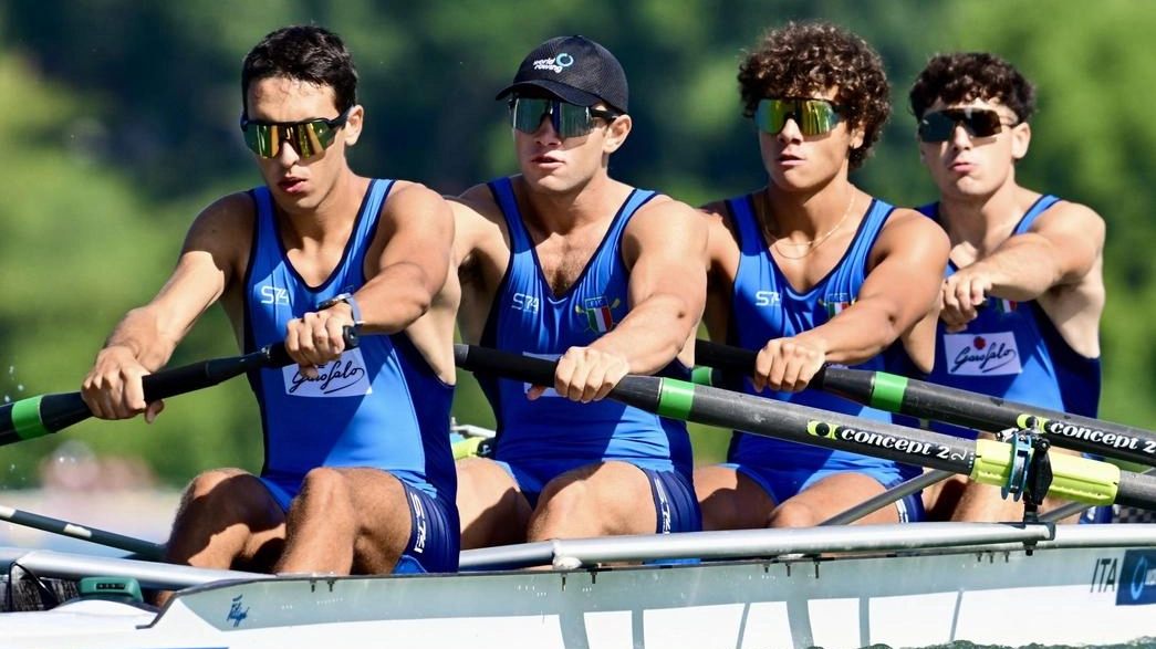 Giovanni Paoli (primo a sinItra) capovoga del 4 senza Under 19 campione mondiale