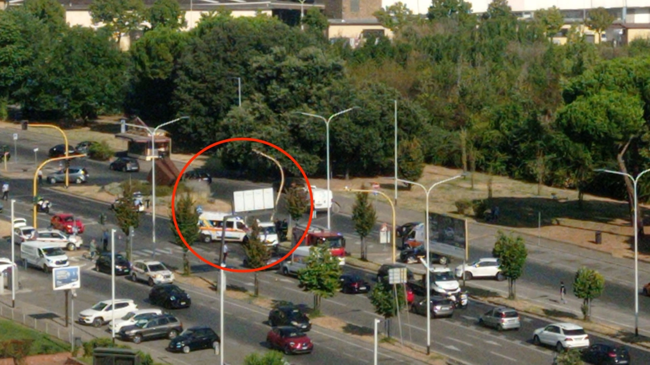 L'ambulanza contro un semaforo in viale Guidoni L'ambulanza contro un semaforo in viale Guidoni