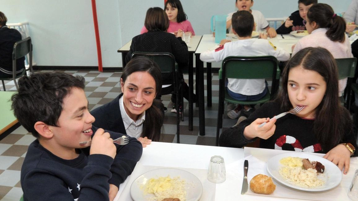 Da lunedì riaprono le mense scolastiche per elementari e medie Da lunedì riaprono le mense scolastiche per elementari e medie