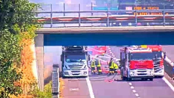 I vigili del fuoco durante l’intervento per spegnere il tir andato a fuoco sulla A11 I vigili del fuoco durante l’intervento per spegnere il tir andato a fuoco sulla A11