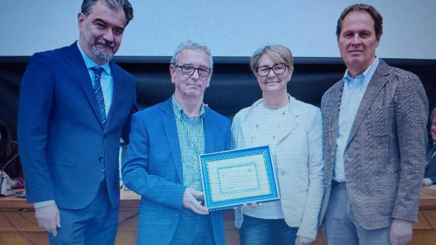Il giornalista Giovancarlo Benedetti premiato con la Targa d'onore per i 40 anni di carriera nell'Ordine dei giornalisti. Carriera tra Rai e testate nazionali.