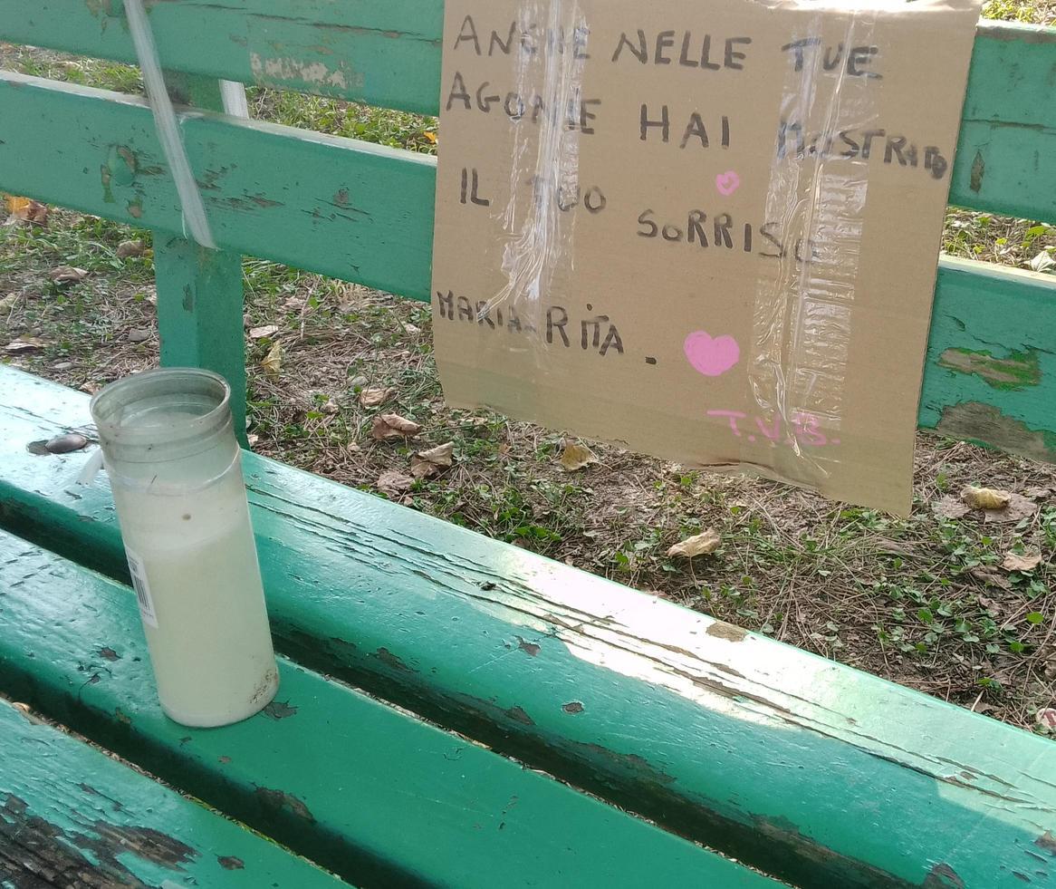 Morta sulla panchina dove viveva. La Procura apre un fascicolo. Indagati due medici del Versilia