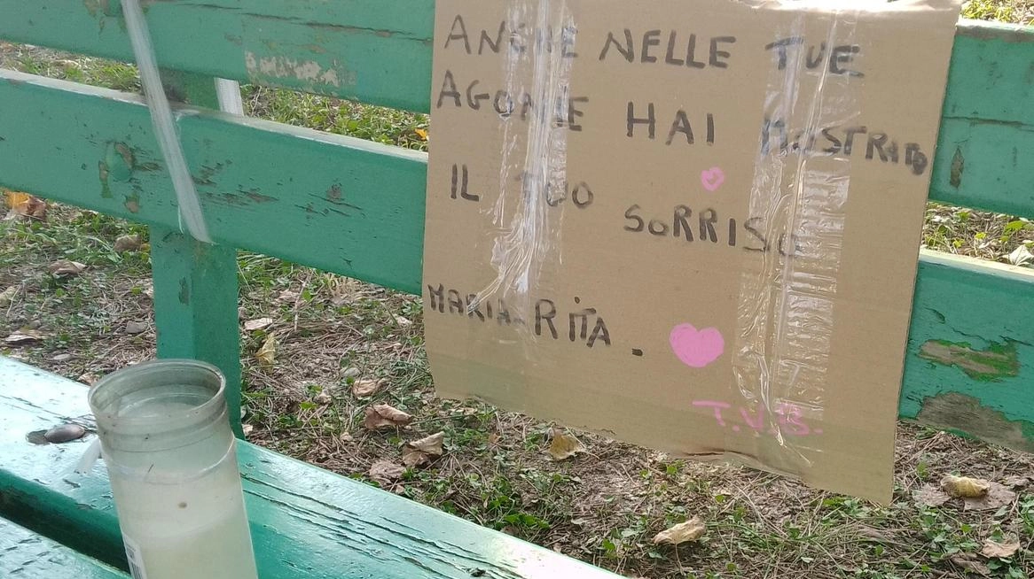 Il cartello d’addio lasciato sulla panchina dove Maria Rita Morrone dormiva negli ultimi tempi e dove è morta