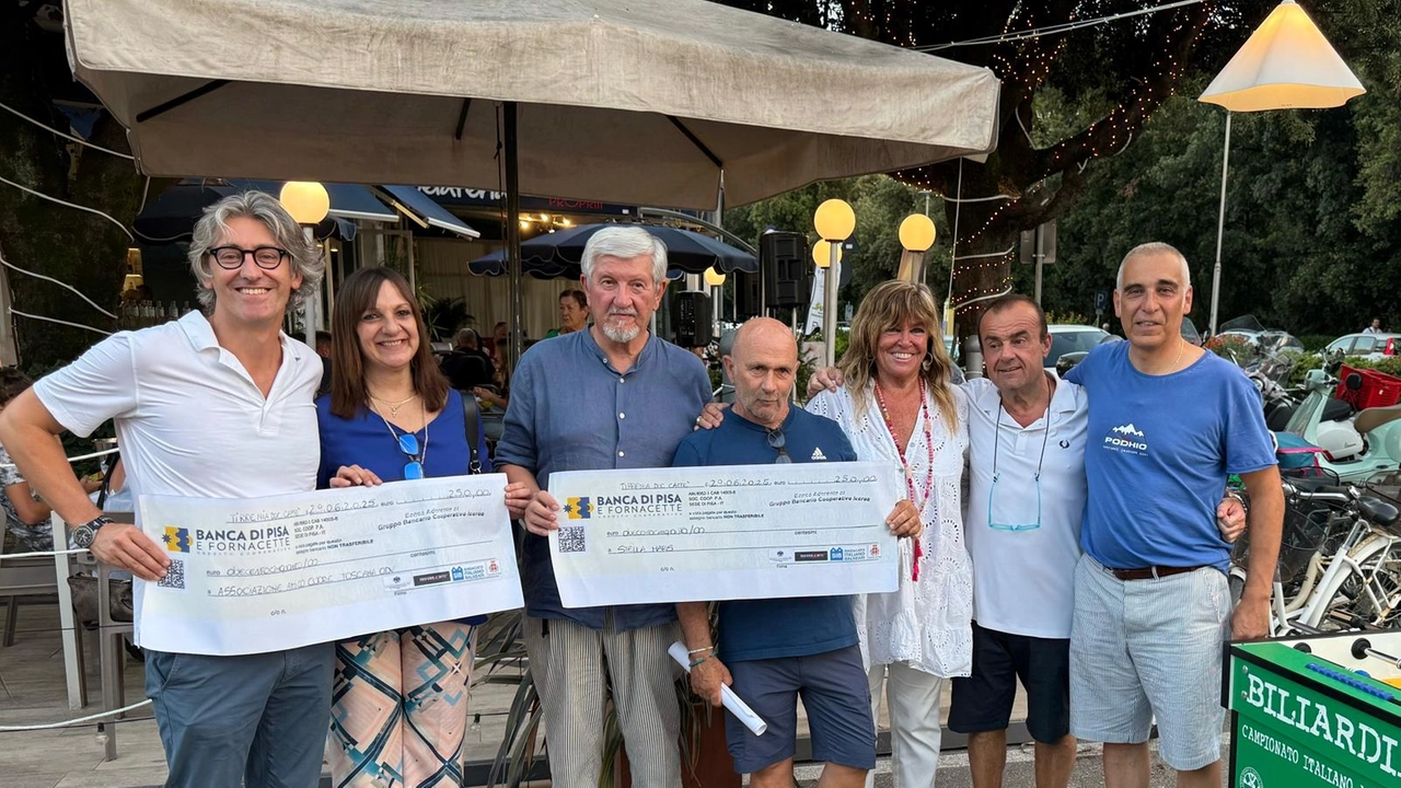 La donazione ai vincitori del Torneo di Calciobalilla La donazione ai vincitori del Torneo di Calciobalilla
