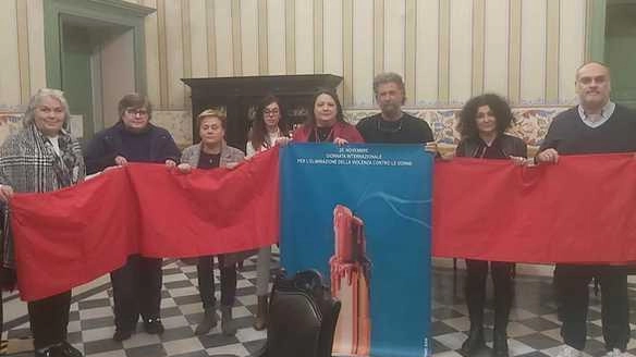 Massa Carrara: Palazzo Ducale esporrà drappo e manifesto contro la violenza sulle donne. Coinvolte varie associazioni e istituzioni locali. Massa Carrara: Palazzo Ducale esporrà drappo e manifesto contro la violenza sulle donne. Coinvolte varie associazioni e istituzioni locali.