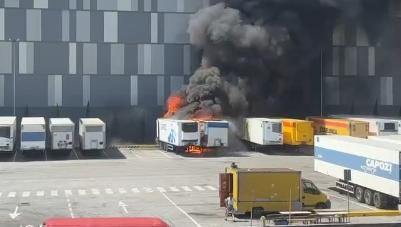 https://www.lanazione.it/image-service/view/acePublic/alias/contentid/YzY4YzY0Y2ItNjVjMC00/0/i-semirimorchi-a-fuoco-nel-parcheggio-zona-osmannoro.jpeg?f=16:9&w=1200&h=630