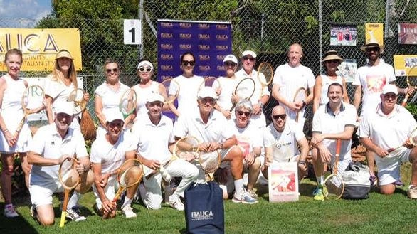 Un momento dell’iniziativa che ha fatto rivivere al pubblico l’atmosfera del tennis di una volta, tra racchette e divise bianche Un momento dell’iniziativa che ha fatto rivivere al pubblico l’atmosfera del tennis di una volta, tra racchette e divise bianche