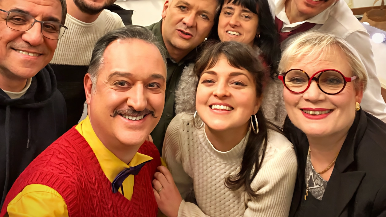 I componenti della compagnia “Gli Stranislaschi“ che porteranno in scena il classico «A piedi nudi nel parco» al teatro di Vinci I componenti della compagnia “Gli Stranislaschi“ che porteranno in scena il classico «A piedi nudi nel parco» al teatro di Vinci