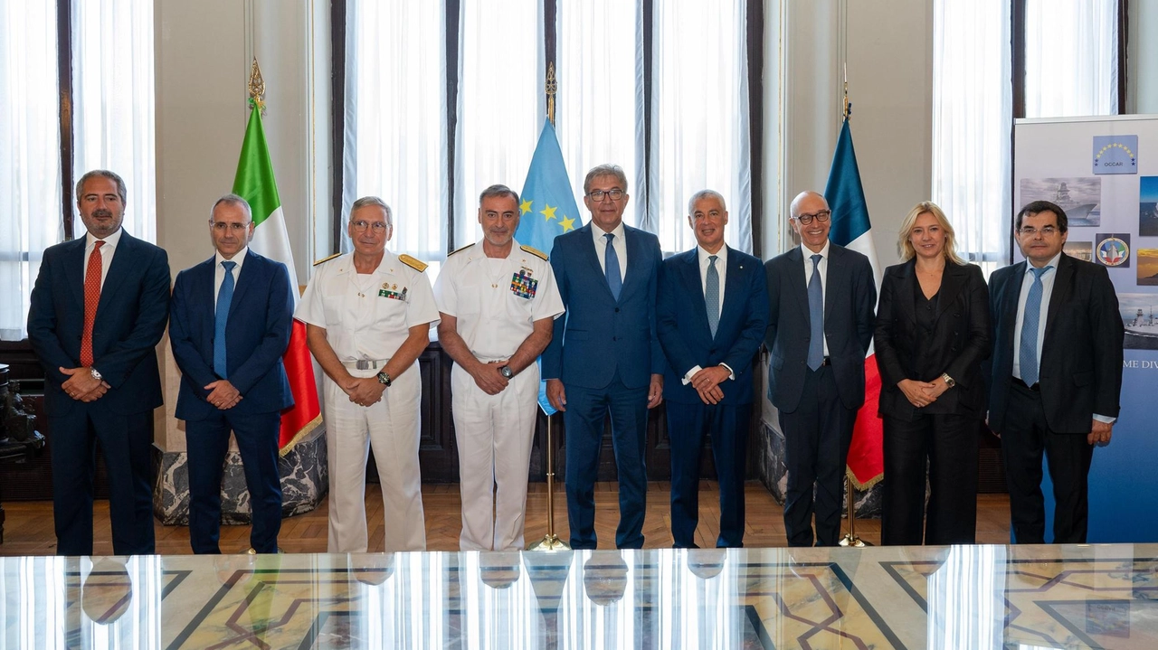 Rappresentanti delle forze armate e manager intervenuti alla firma del contratto Rappresentanti delle forze armate e manager intervenuti alla firma del contratto