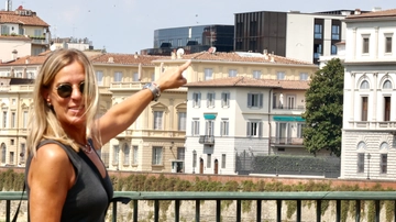 Viaggio nel cubo nero di Firenze: marmi, vasche e letti extralusso. Quanto costa “una notte a teatro”
