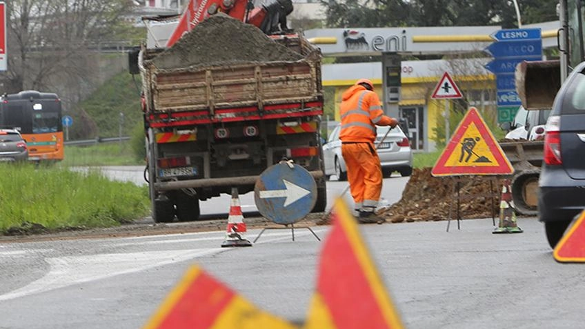Proseguono i lavori di sostituzione delle canalette delle acque piovane di via dei Cappuccini, all’altezza del sottopasso della stazione ferroviaria.... Proseguono i lavori di sostituzione delle canalette delle acque piovane di via dei Cappuccini, all’altezza del sottopasso della stazione ferroviaria....