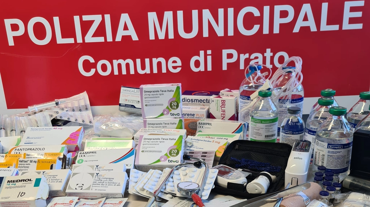 Il materiale sequestrato nell'ambulatorio fasullo