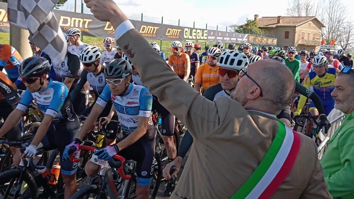 La promozione viaggia su due ruote. Oltre cento ciclisti da tutta Italia al debutto del "gravel cycling"