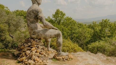 Il Sentiero dell’Arte e dell’Anima a Pienza, in Toscana, offre riposo e bellezza con 28 panchine realizzate da artisti lungo un percorso di due miglia nella Val d’Orcia, descritto dal New York Times come un'esperienza unica e suggestiva. Il Sentiero dell’Arte e dell’Anima a Pienza, in Toscana, offre riposo e bellezza con 28 panchine realizzate da artisti lungo un percorso di due miglia nella Val d’Orcia, descritto dal New York Times come un'esperienza unica e suggestiva.