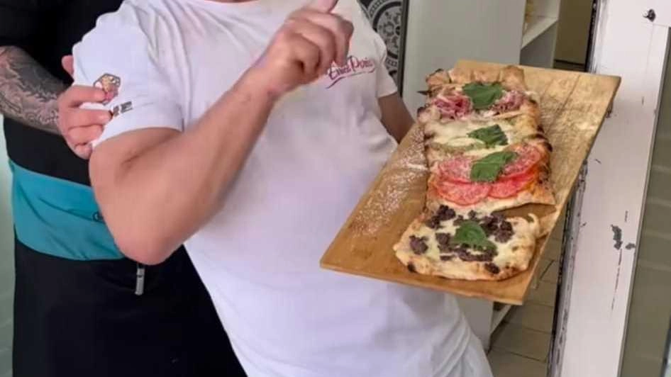 A sinistra due frame del video pubblicato da Errico Porzio. Qui. a destra Paola Nolé coi biscotti del Pisa e la pizza di Diego Riccomi A sinistra due frame del video pubblicato da Errico Porzio. Qui. a destra Paola Nolé coi biscotti del Pisa e la pizza di Diego Riccomi
