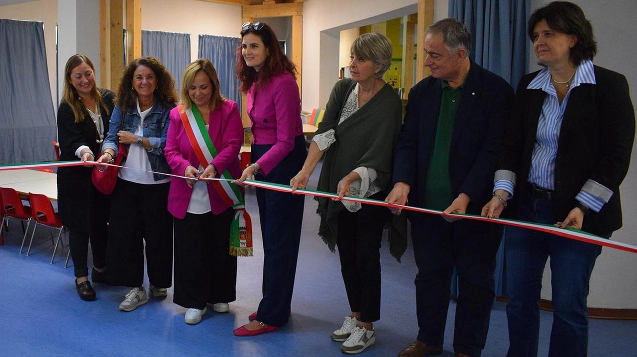 Ieri mattina il taglio del nastro per. la scuola d’infanzia di Poggibonsi l’Arcobaleno Ieri mattina il taglio del nastro per. la scuola d’infanzia di Poggibonsi l’Arcobaleno