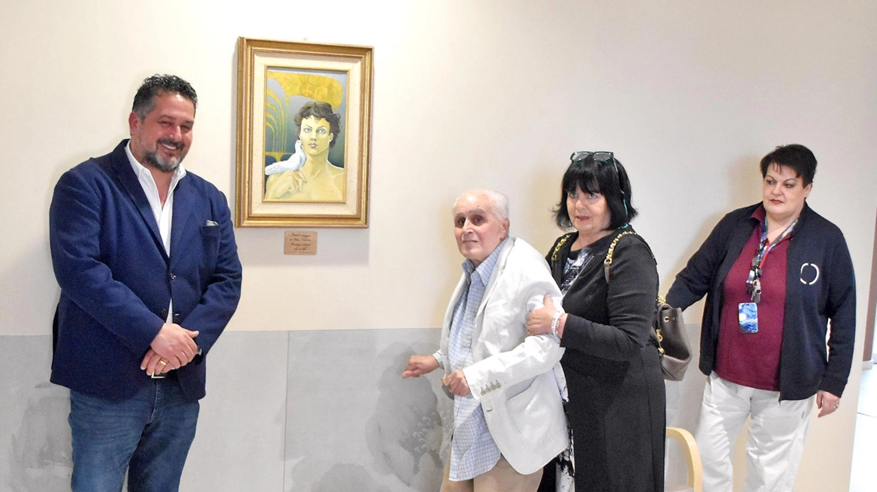 Piero Sabatini di fronte al quadro da lui realizzato che ha voluto donare alla Rsa «Il Poggione» della quale è ospite da circa quattro mesi Piero Sabatini di fronte al quadro da lui realizzato che ha voluto donare alla Rsa «Il Poggione» della quale è ospite da circa quattro mesi