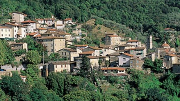 Uno scorcio di Capezzano Monte, frazione che ha visto l’intera comunità adoperarsi per dare una casa al senzatetto Uno scorcio di Capezzano Monte, frazione che ha visto l’intera comunità adoperarsi per dare una casa al senzatetto