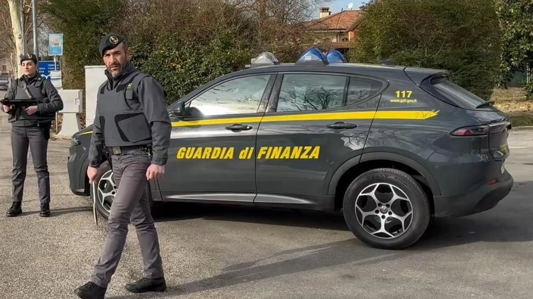 La Guardia di Finanza di Alessandria ha sequestrato 60 chili di argento. senza marchio identificativo diretti ad Arezzo La Guardia di Finanza di Alessandria ha sequestrato 60 chili di argento. senza marchio identificativo diretti ad Arezzo