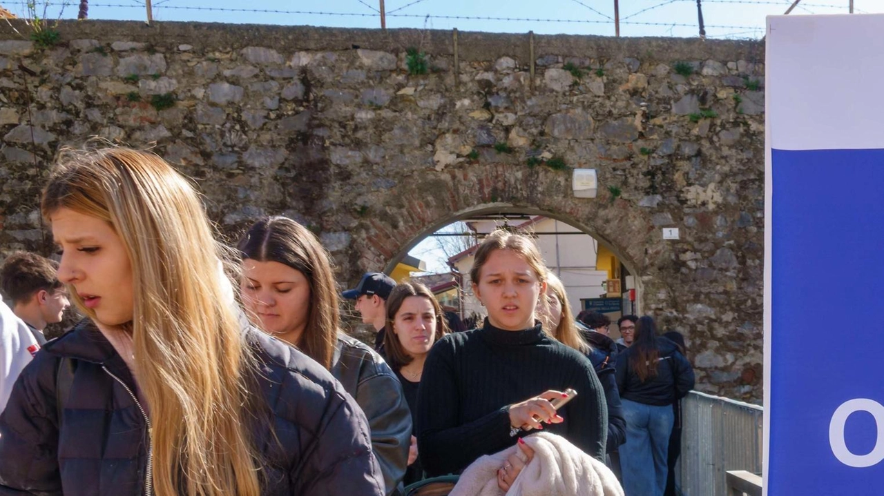 L’ingresso del salone, i tutor-studenti Marco Gradanti e Francesco Valentini, e gli studenti in cerca di informazioni L’ingresso del salone, i tutor-studenti Marco Gradanti e Francesco Valentini, e gli studenti in cerca di informazioni