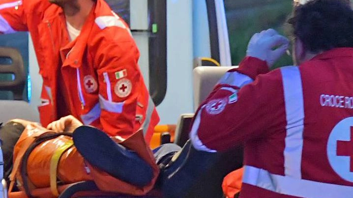 Prima dell’alba un operario della Fabo è caduto da una scala di un macchinario. L’uomo è stato portato in codice rosso all’ospedale San Giuseppe di Empoli. Prima dell’alba un operario della Fabo è caduto da una scala di un macchinario. L’uomo è stato portato in codice rosso all’ospedale San Giuseppe di Empoli.